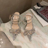 Showstopper – Pumps mit Doppelschleife und Kristallverzierung